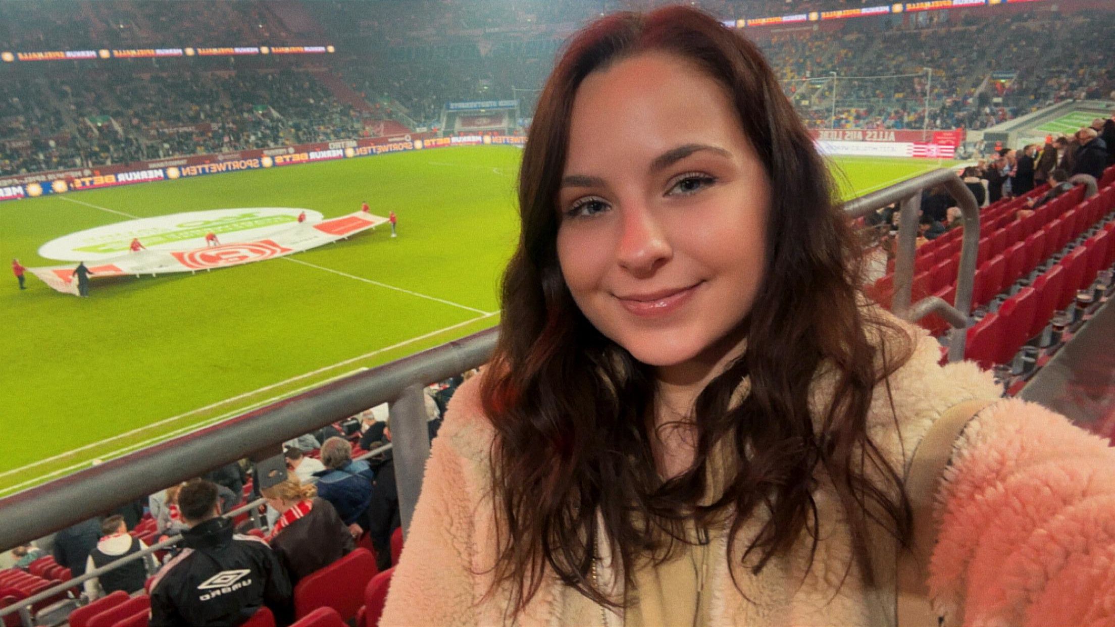 Nathalie beim Fortuna Düsseldorf Spiel im Stadion - ein langjähriger Projektpartner von appsoluts.